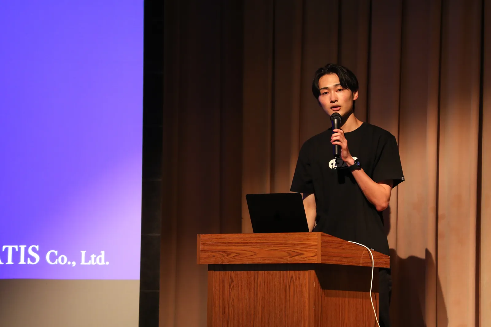 演台でマイクを持って話すCentral AX代表取締役COOの近藤